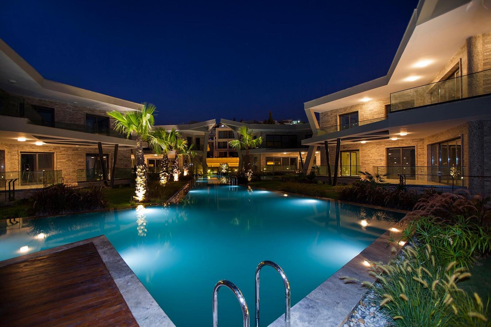 Beleuchtete Villa mit Pool bei Nacht – Außenbeleuchtung Design