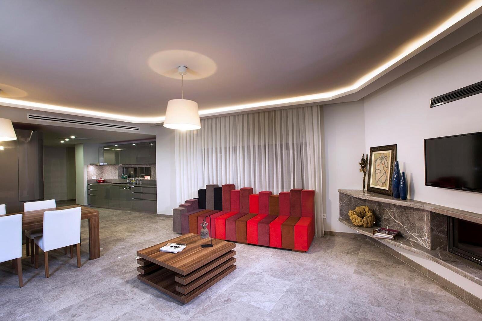 Modernes Wohnzimmer mit roten Designer-Sesseln – Wohndesign BA