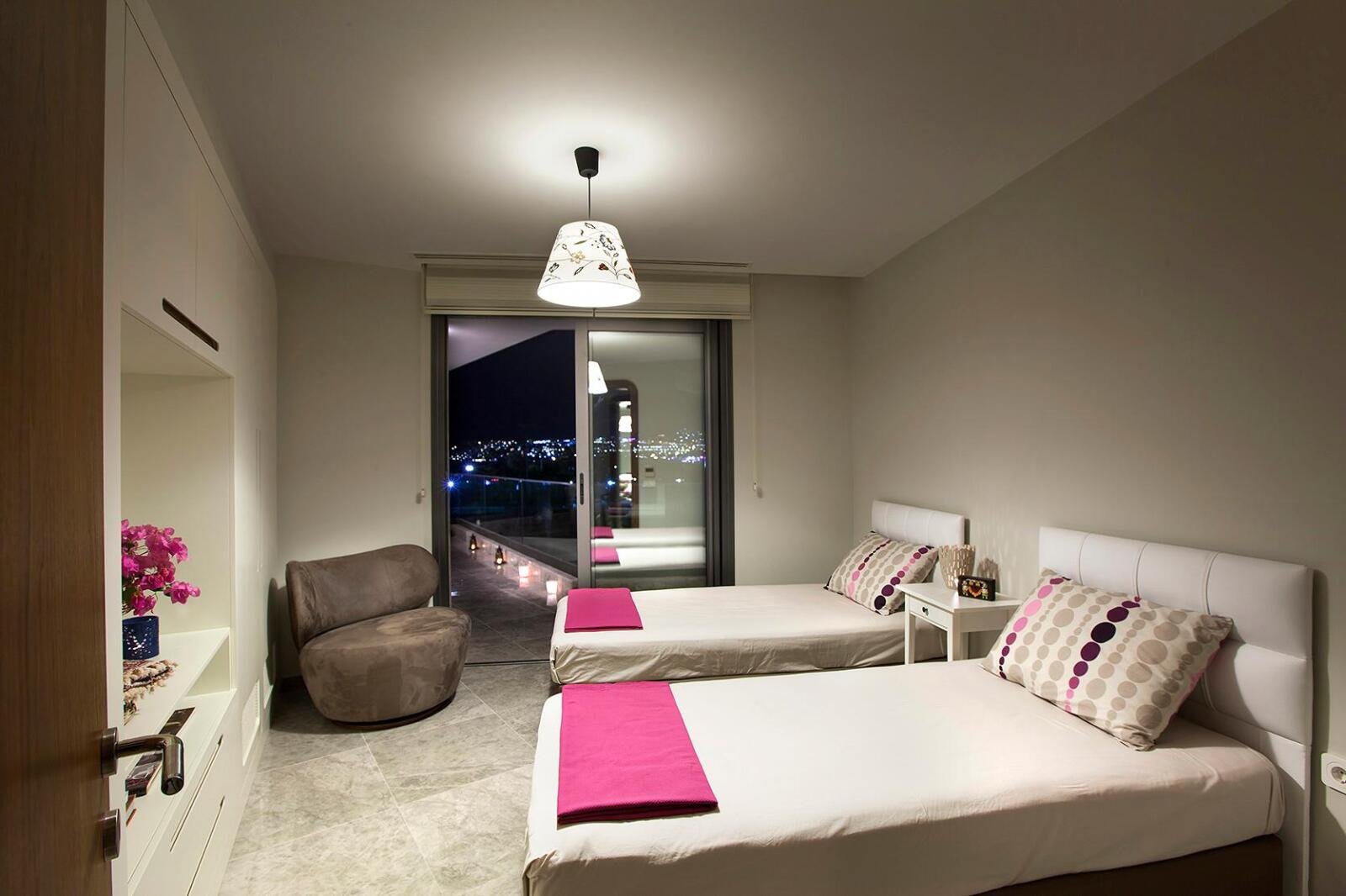 Schlafzimmer mit pinkem Akzent – Innenarchitektur Wohnkonzept