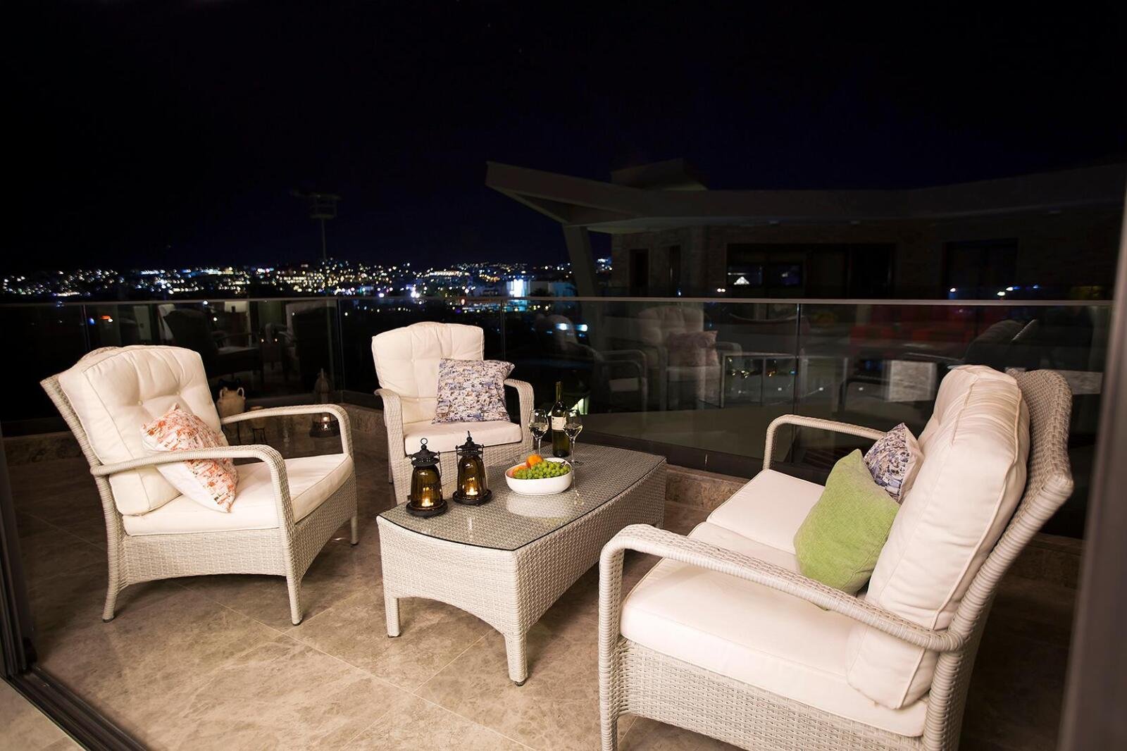 Terrasse mit Designer-Sesseln bei Nacht – Außenbereich Lifestyle