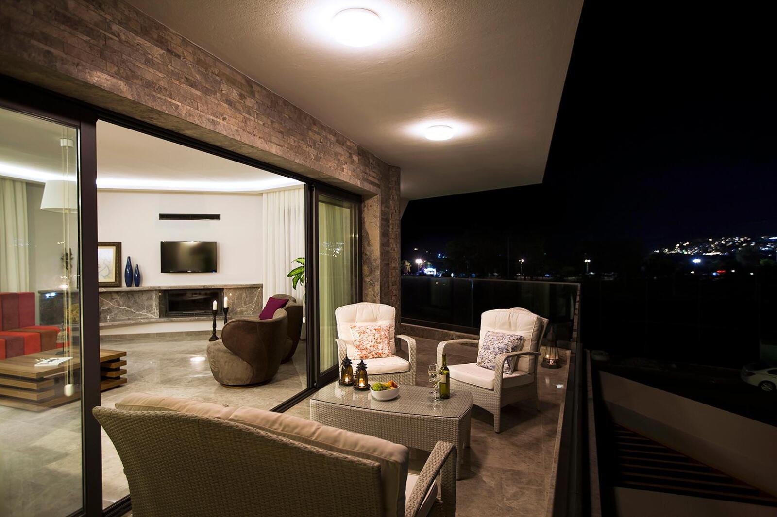 Wohnbereich mit Panoramafenster und Stadtblick – Luxus Innendesign