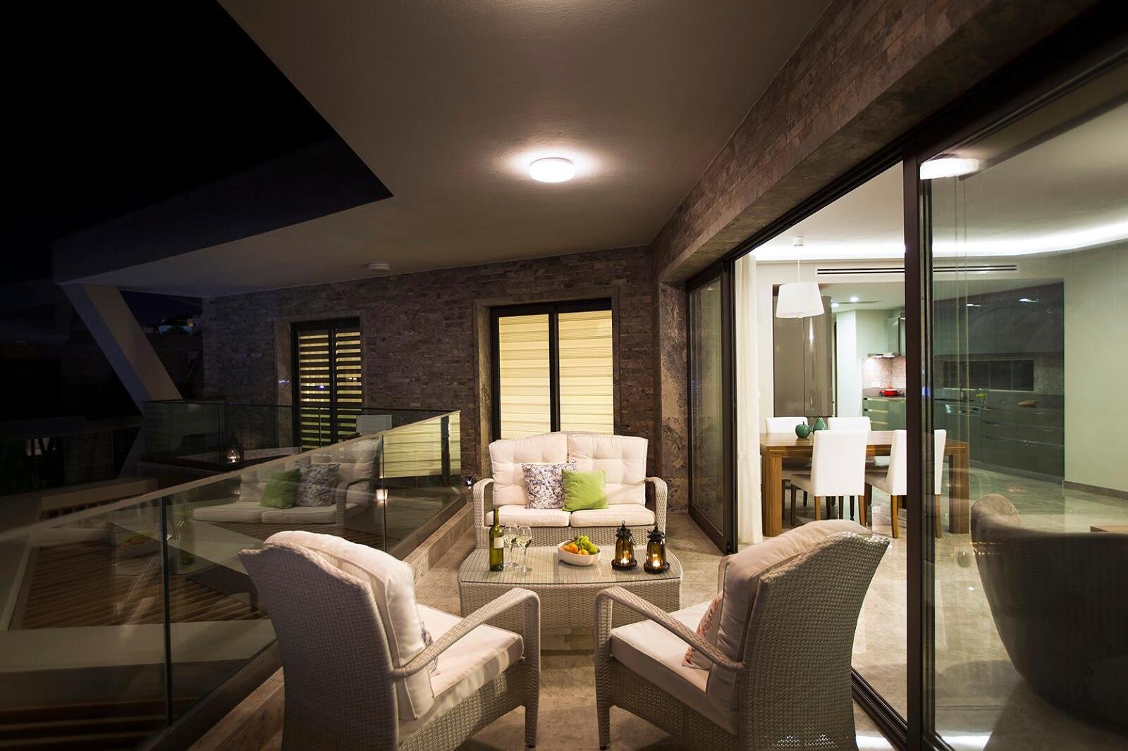 Lounge-Bereich mit Aussicht – Premium Wohnarchitektur