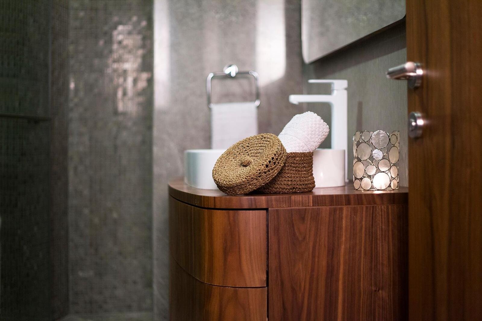 Holz-Marmor Badezimmer Detail – natürliches Innendesign