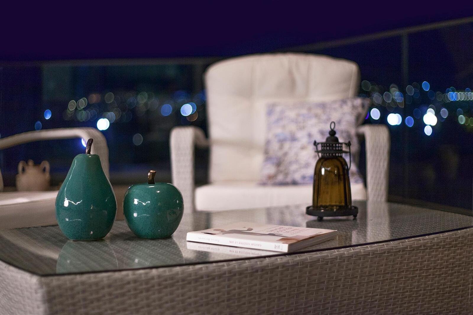 Außenbereich mit Designer-Stuhl und Bergblick – Lifestyle Wohnen
