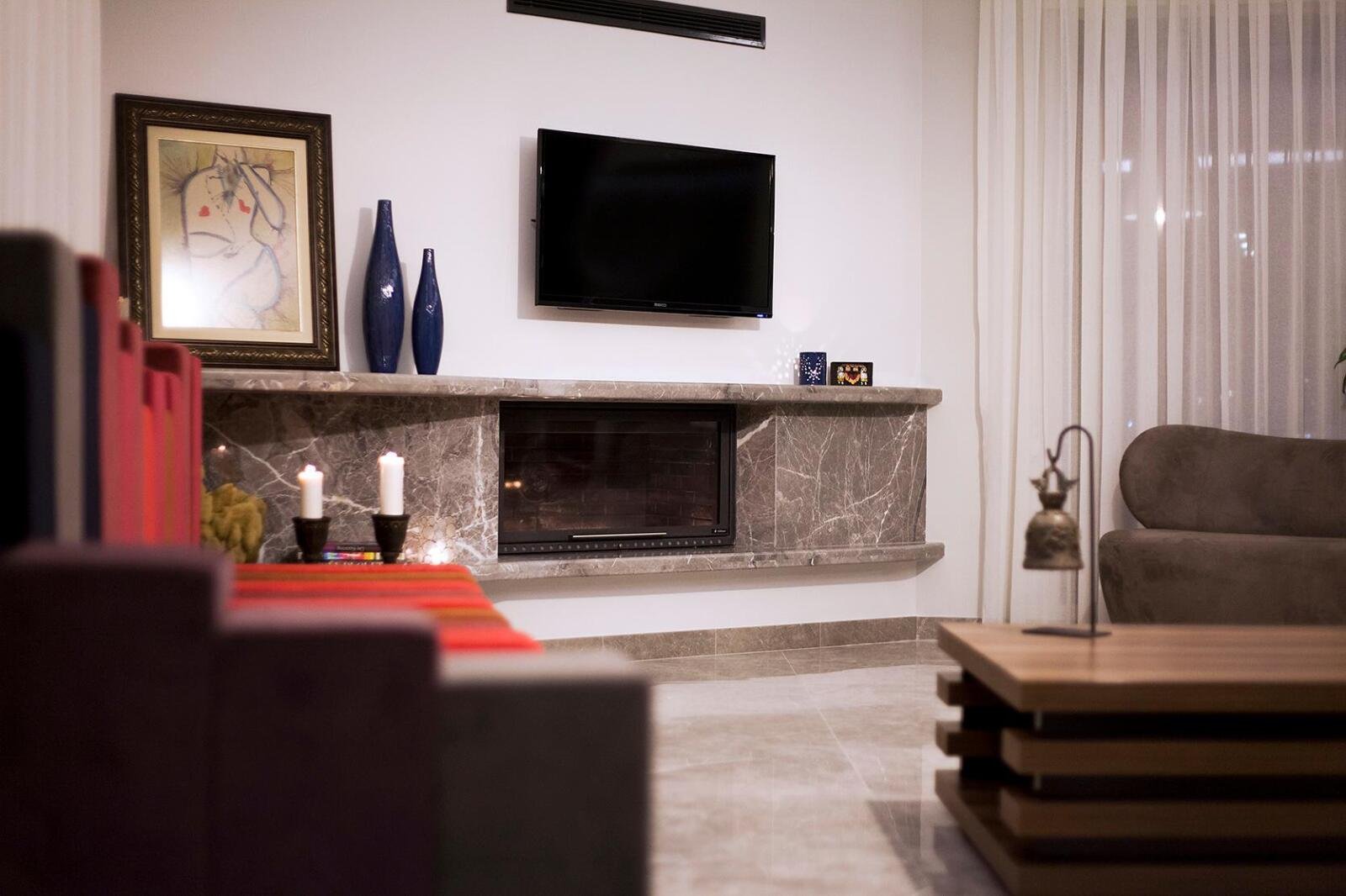 Wohnzimmer mit Vasen-Dekoration und Sitzgruppe – Wohndesign Frankfurt