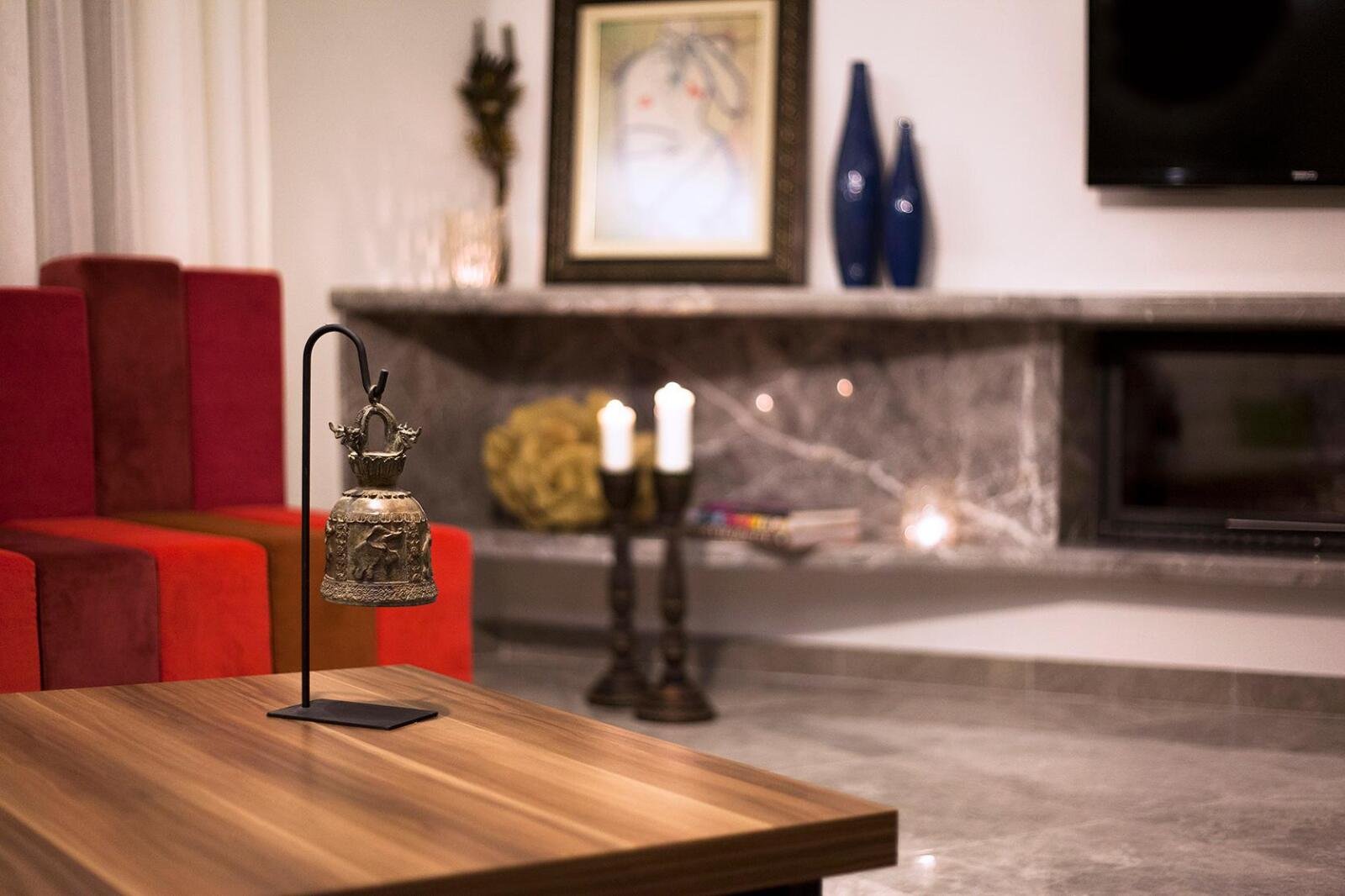 Kamin mit rotem Designer-Sessel – Wohnzimmer Innenarchitektur