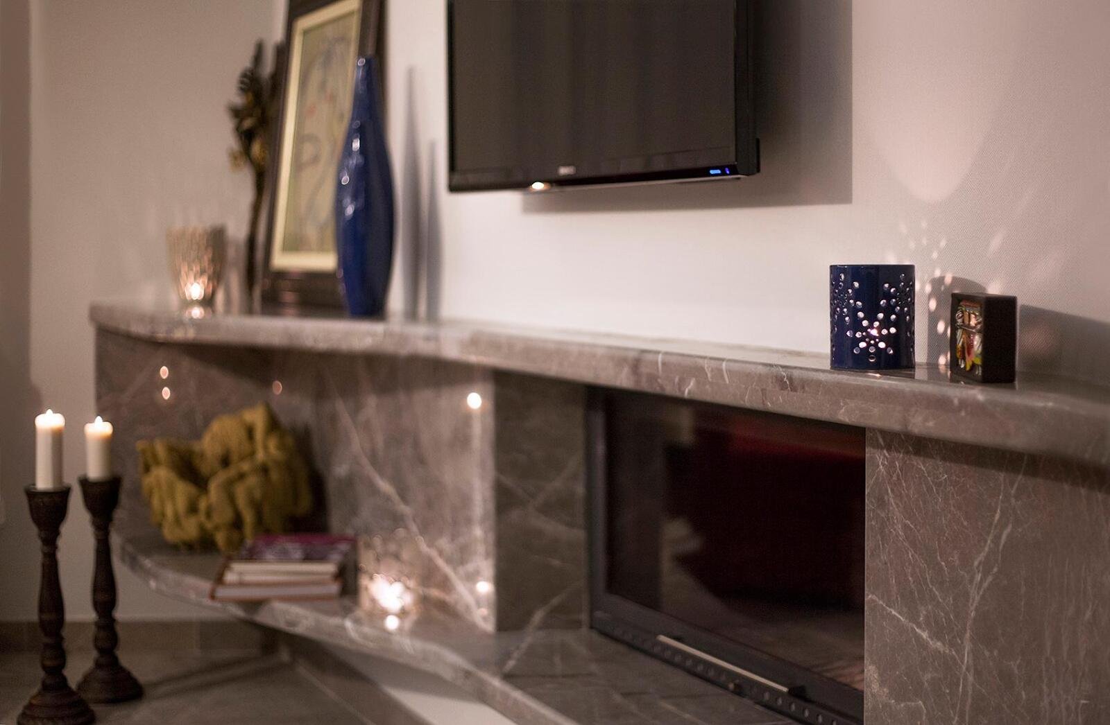 Wohnzimmer mit Kamin und TV-Wand – Innenarchitektur Wohnbereich