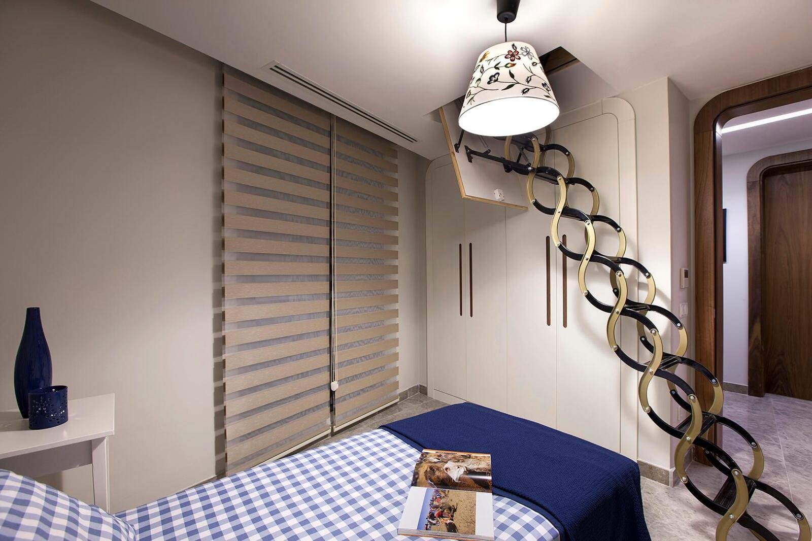 Schlafzimmer mit blauen Lamellenvorhängen – Designer Wohnkonzept