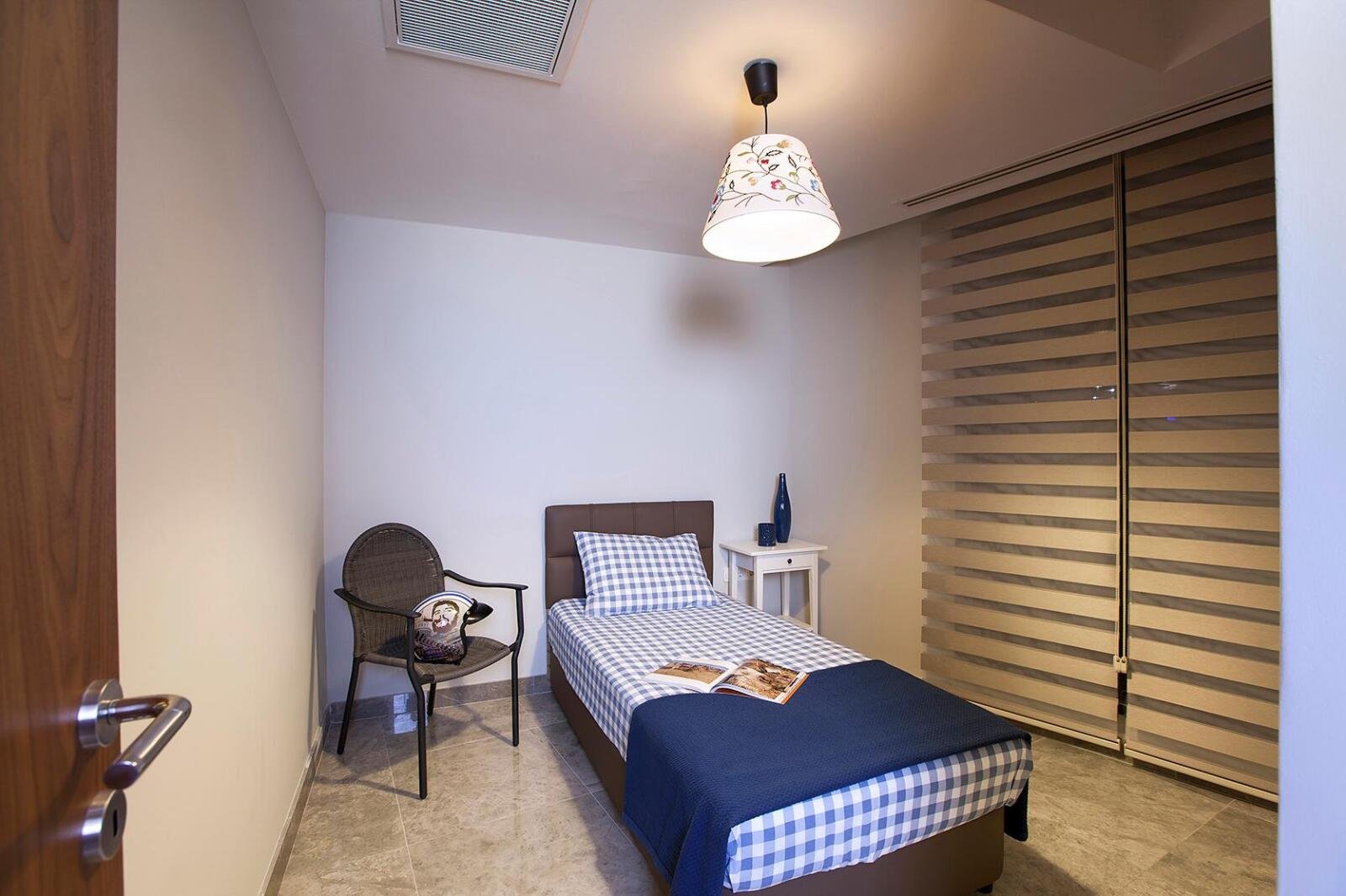 Modernes Einzelzimmer mit Holzakzent – Schlafzimmer Innendesign