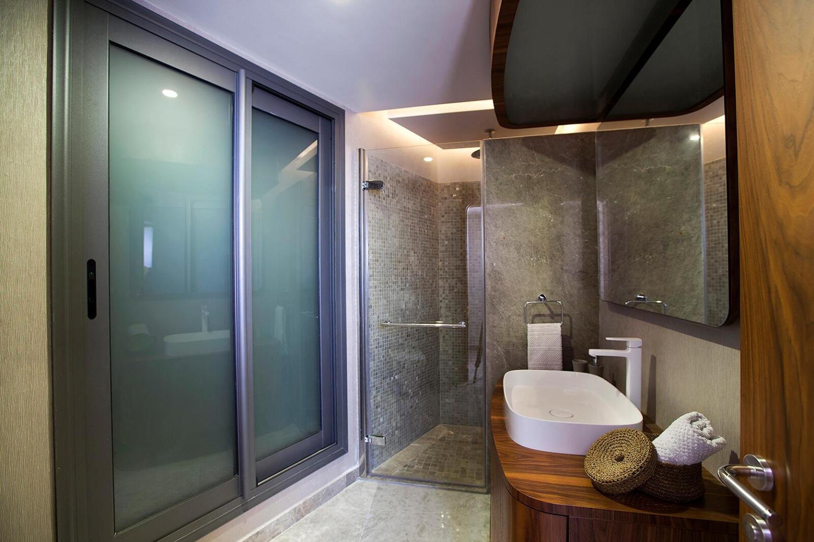 Badezimmer mit Glasdusche und Designer-Waschbecken – Luxus Bad