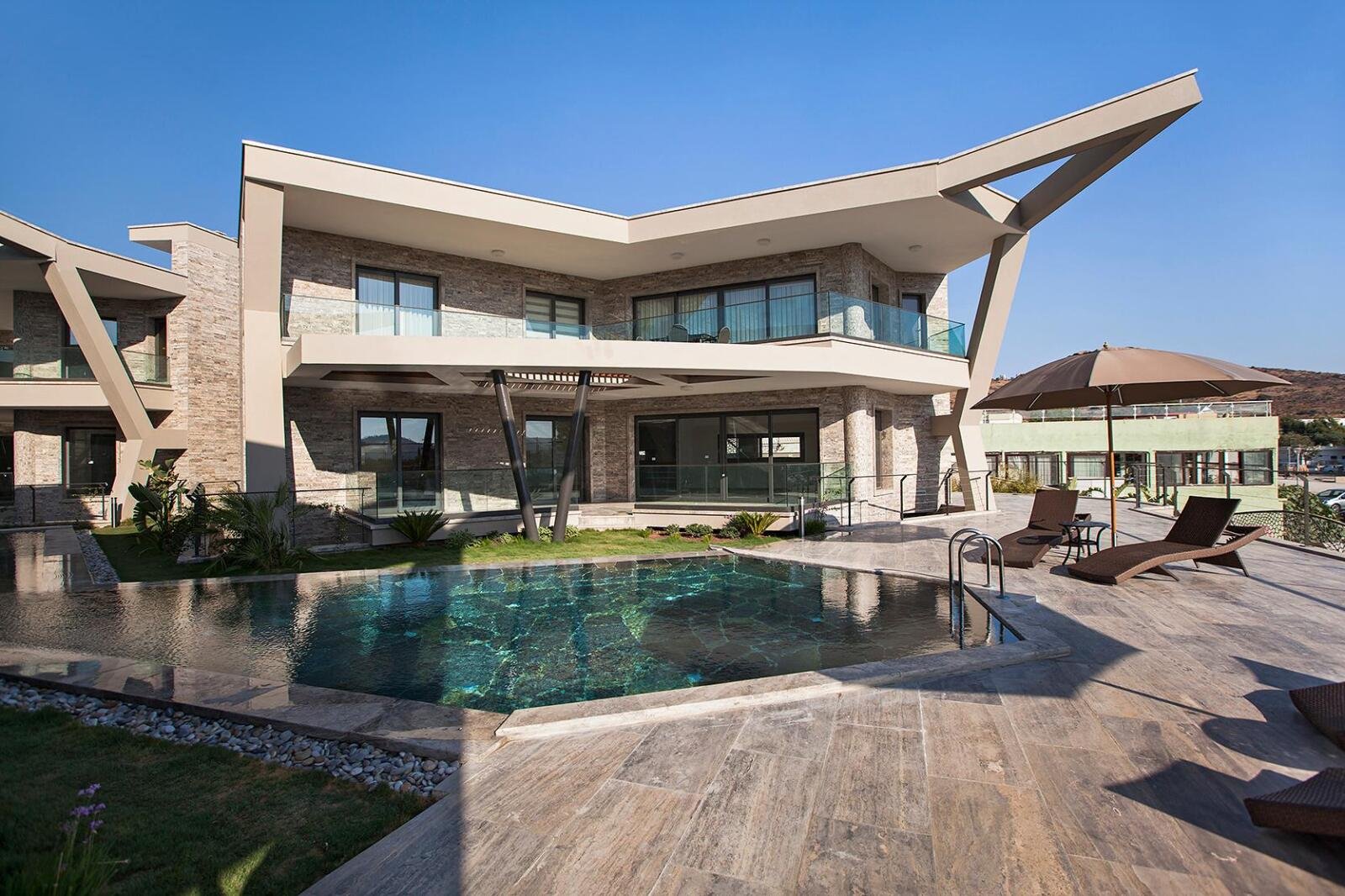 Moderne Villa mit Pool bei Tag – Luxus Wohnarchitektur Projekt
