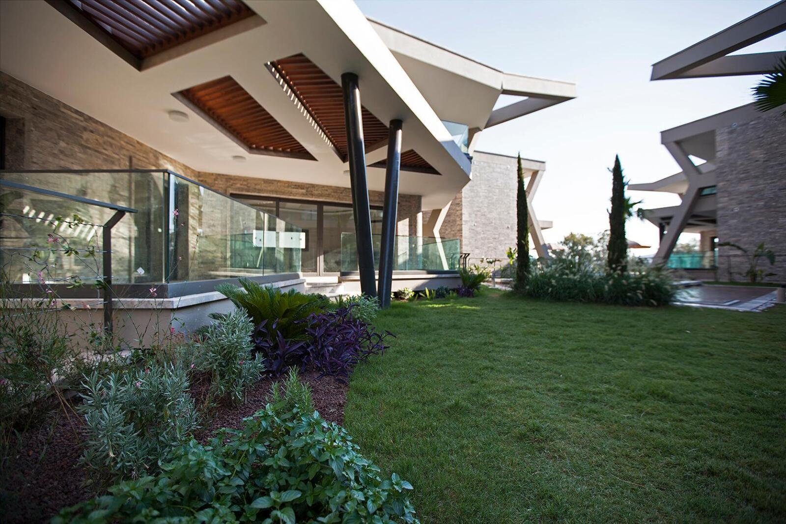 Luxusvilla mit grünem Garten – Außenansicht Innenarchitektur Projekt