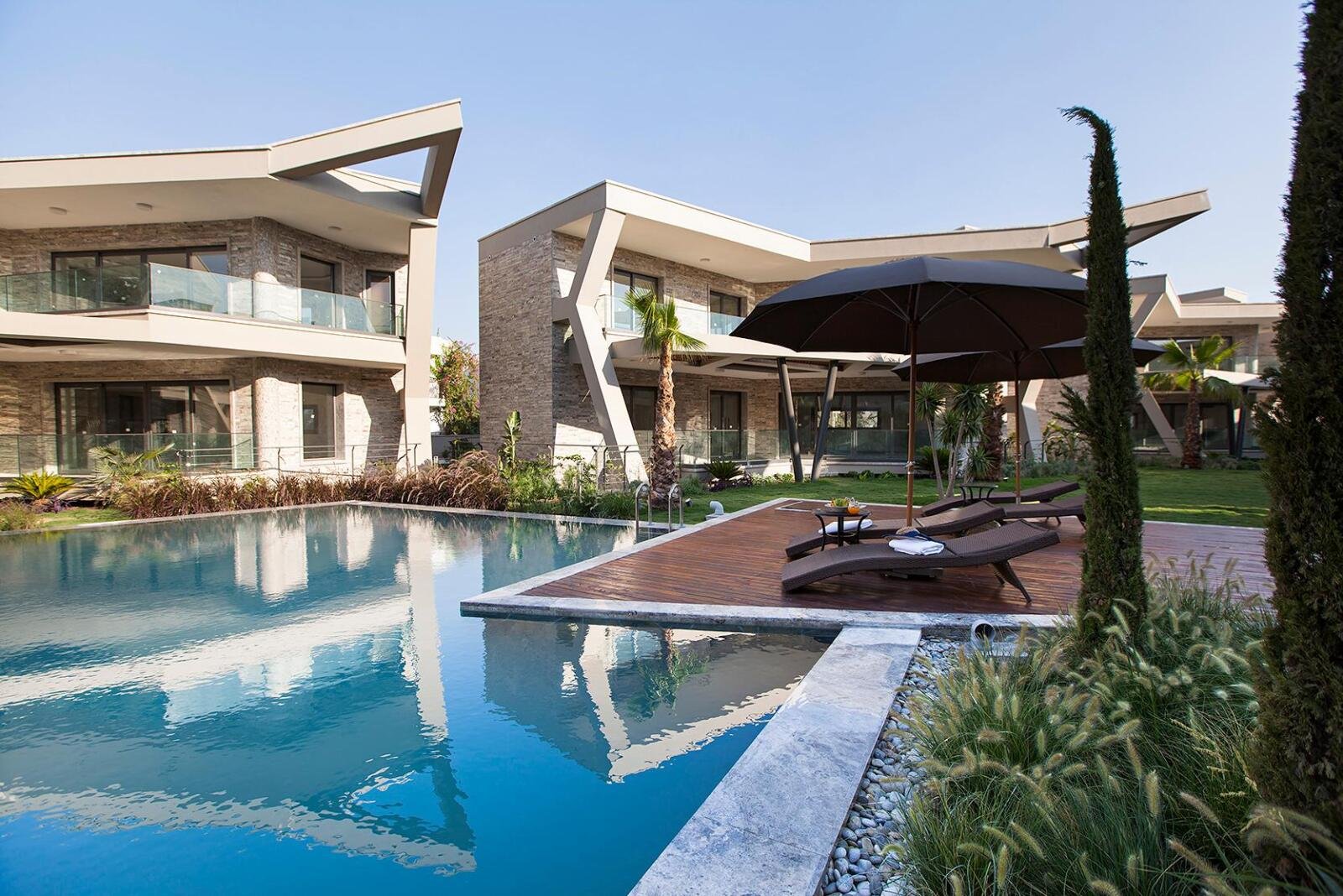 Pool mit Sonnenschirm – Außenbereich Luxusvilla