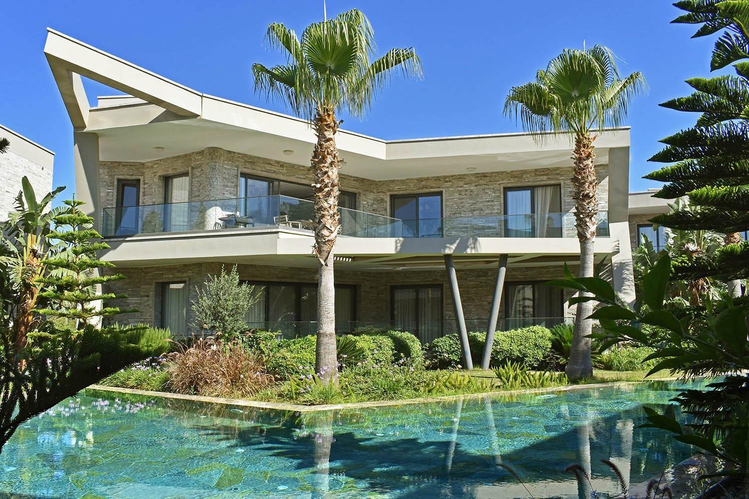 Mediterrane Villa mit Palmen – Außenbereich Lifestyle Design