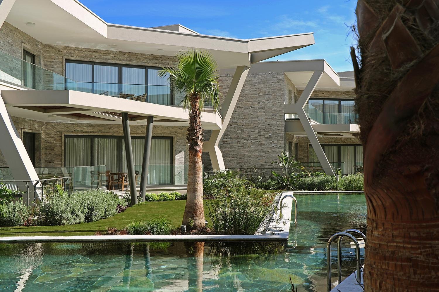 Villa mit Pool und Garten – Außendesign BA Interior