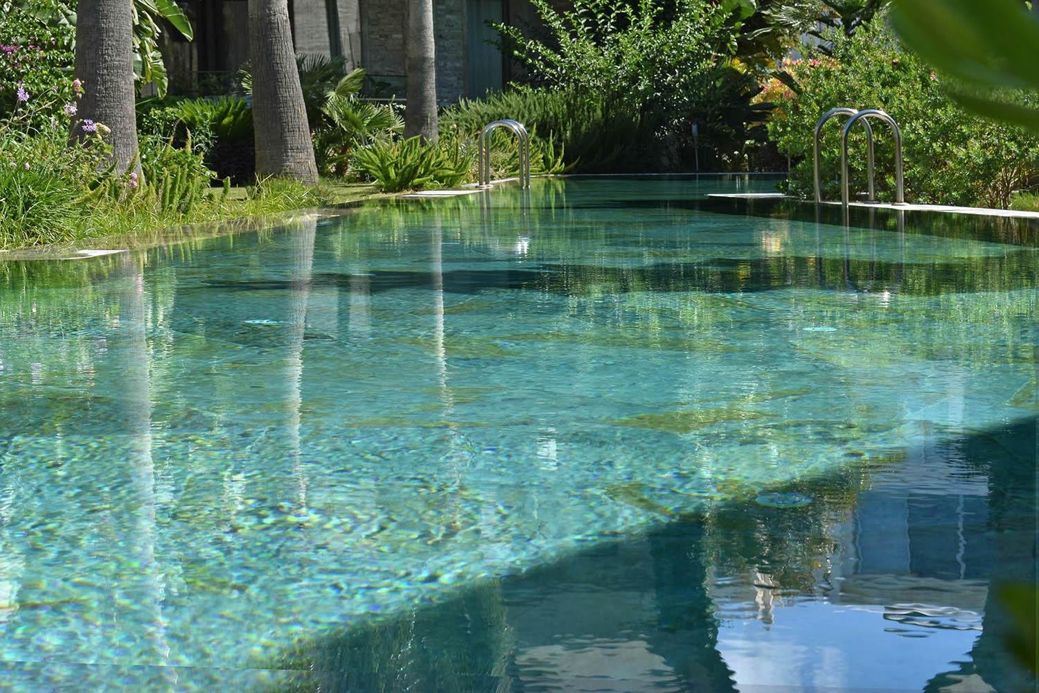 Großer Pool mit Sonnendeck – Luxusvilla Außenbereich