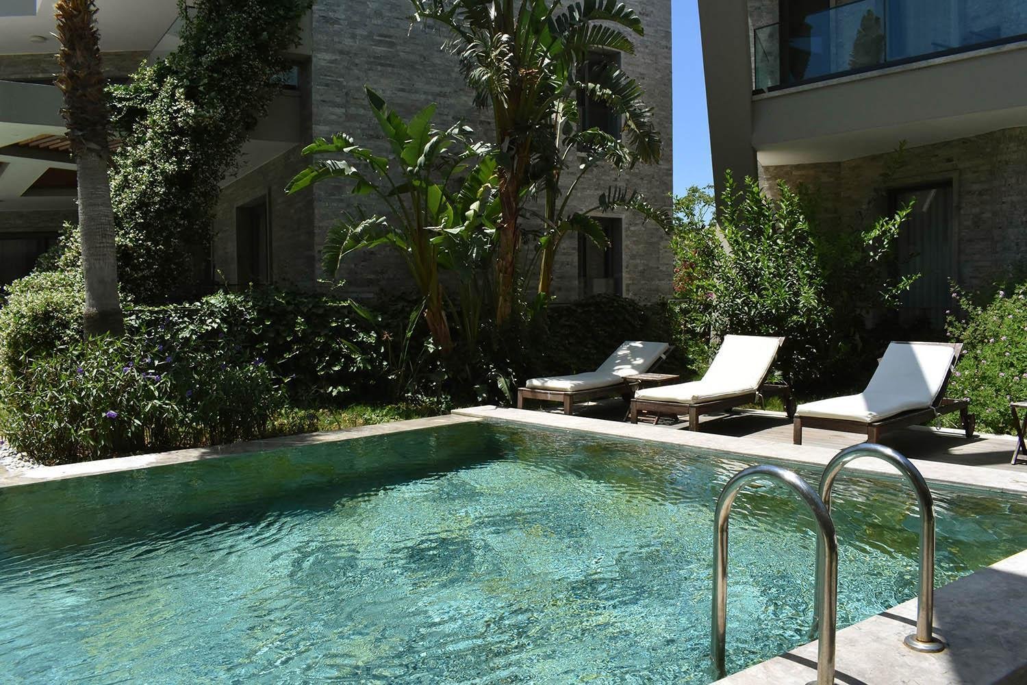 Pool mit Liegebereich – exklusives Außendesign