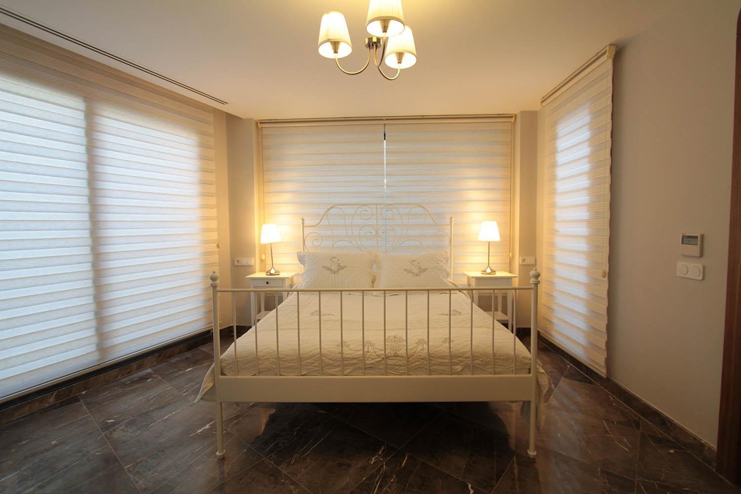 Modernes Schlafzimmer mit Holzboden – Innenarchitektur Detail