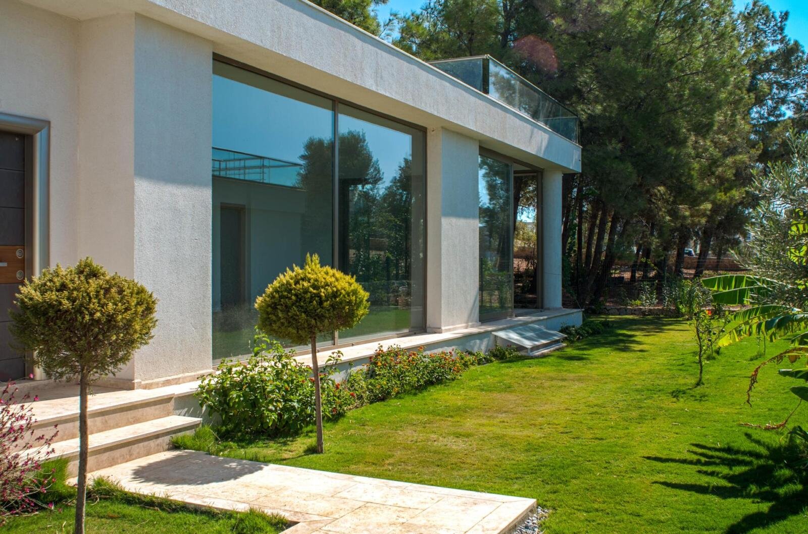 Amazon Häuser Bodrum – Villa mit mediterraner Bepflanzung