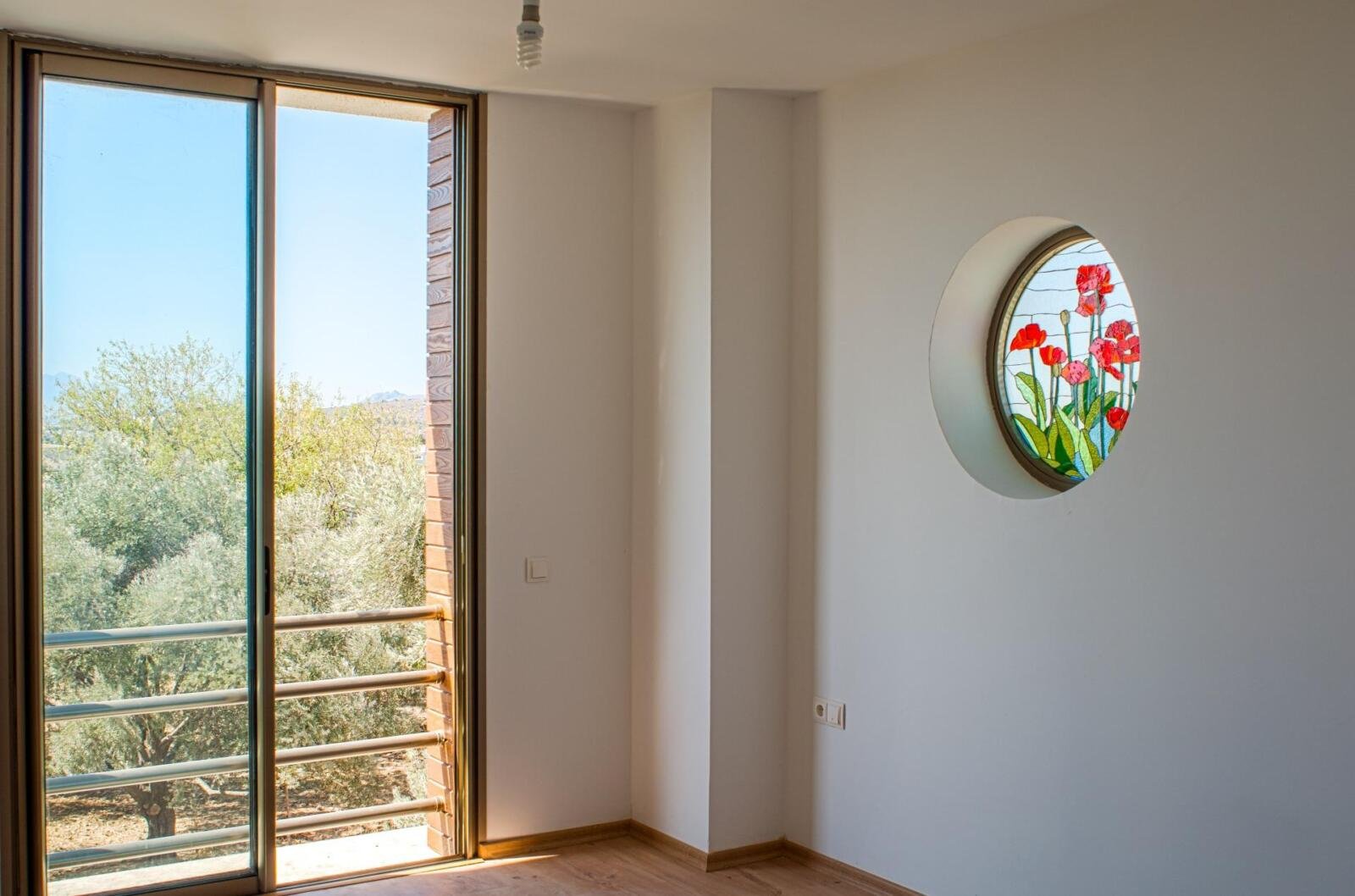 Amazon Häuser Bodrum – Innenraum mit buntem Rundfenster