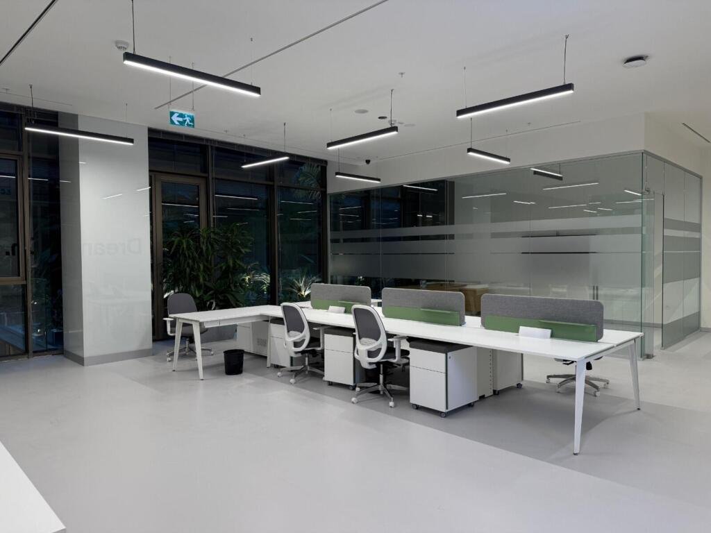 Bürogestaltung Dream On Istanbul – Arbeitsbereich mit Glaswänden