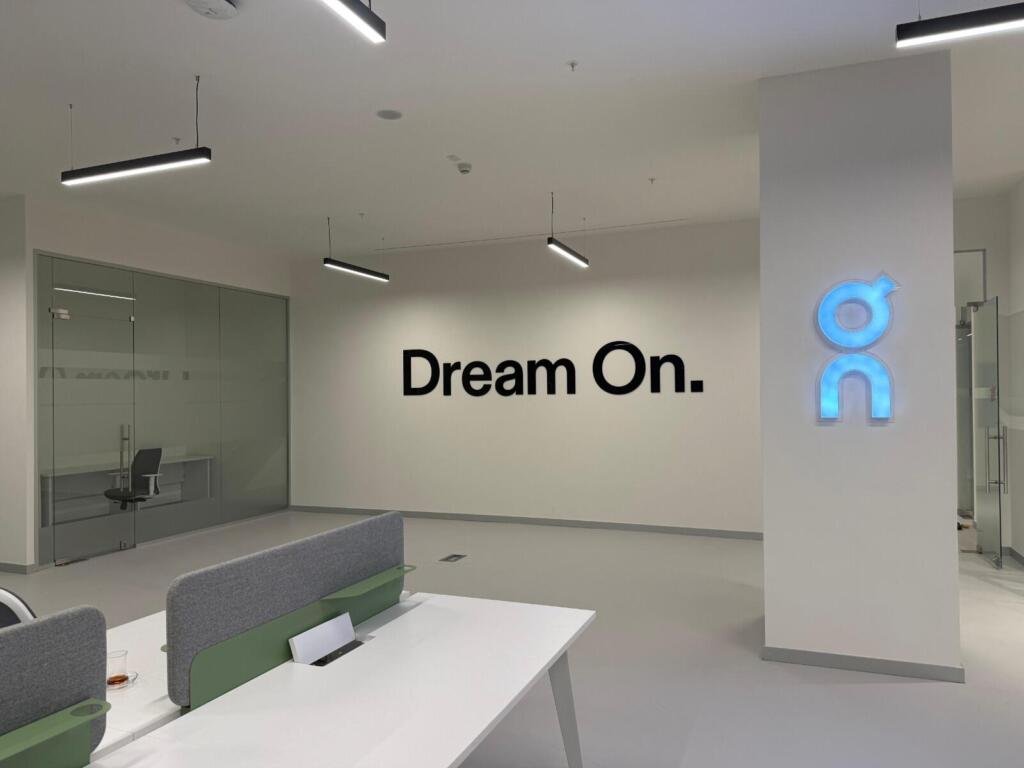 Bürogestaltung Dream On Istanbul – Empfang mit Dream-On-Branding