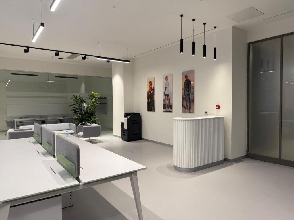 Heller Arbeitsbereich mit Empfangstheke