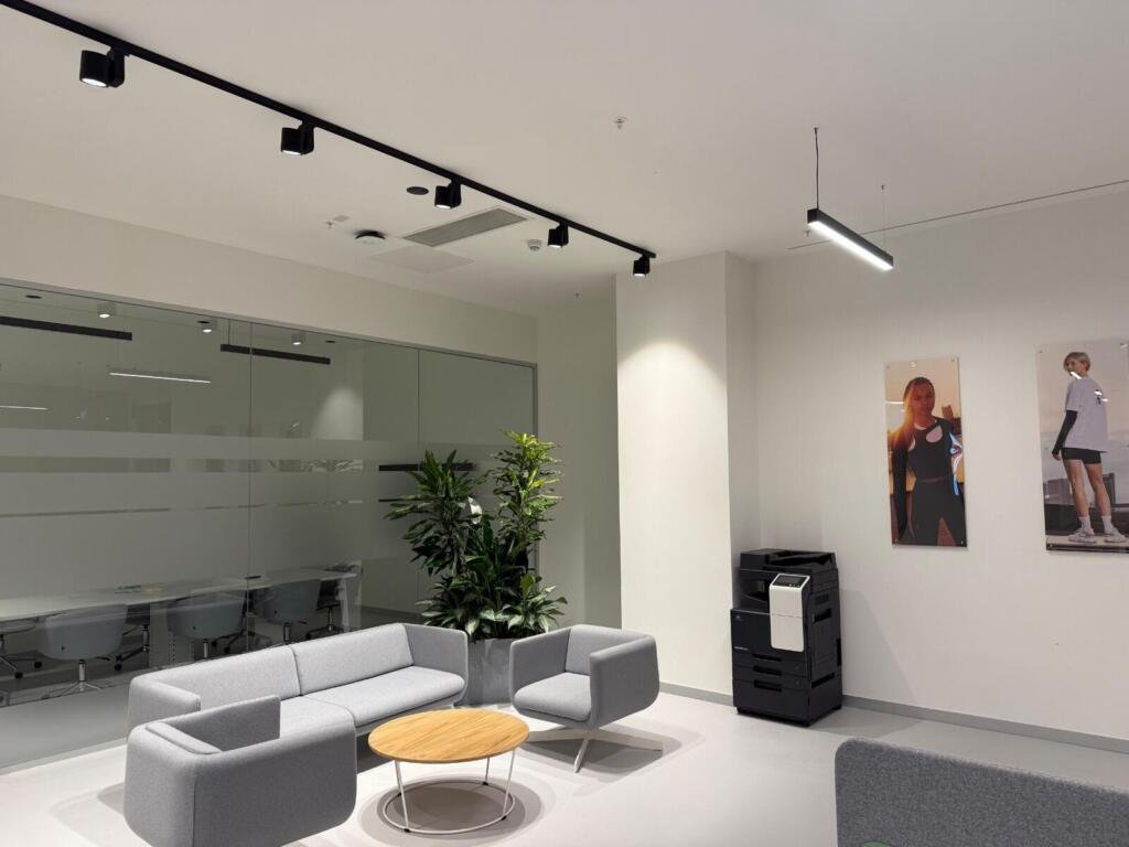 Lounge-Bereich mit Sofa und Pflanzen