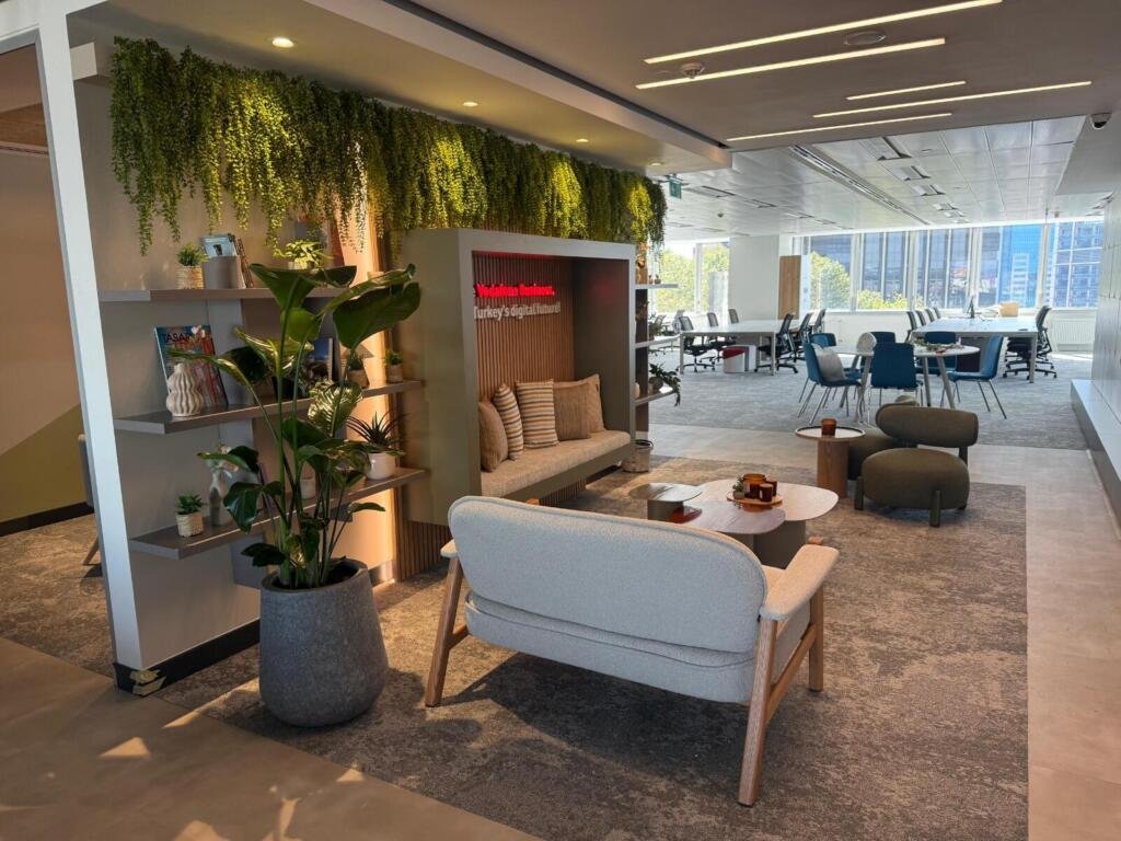 Bürogestaltung Vodafone Istanbul – Lounge mit begrünter Wand