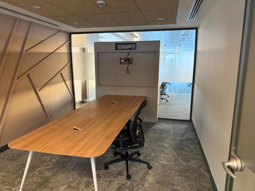 Bürogestaltung Vodafone Istanbul – Meetingraum mit Holztisch
