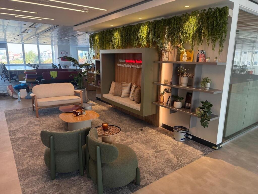 Bürogestaltung Vodafone Istanbul – Sitzbereich mit Designer-Sesseln