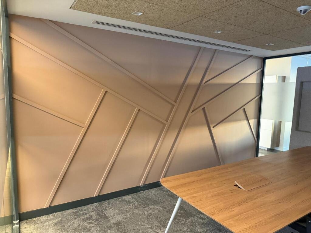 Geometrisches Wandpaneel aus Holz