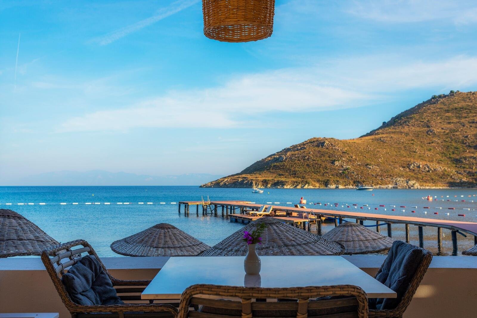 Hotelrenovierung Bodrum mit Lounge-Bereich, Pool und Panoramablick auf die Ägäis.