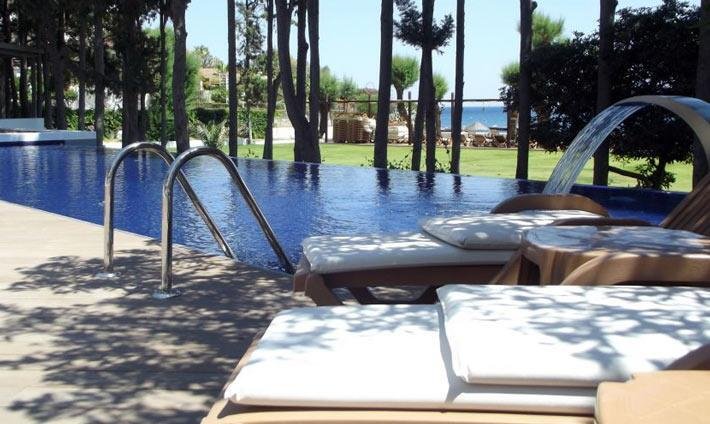 Hotelrenovierung Bodrum mit modernisiertem Poolbereich, Einstiegstreppe und Sonnenterrasse.