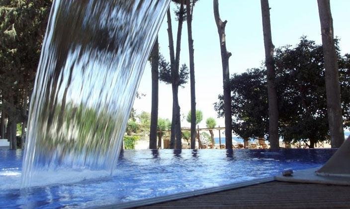 Hotelrenovierung Bodrum mit Pool, Wasserfall und natürlicher Bepflanzung im Außenbereich.