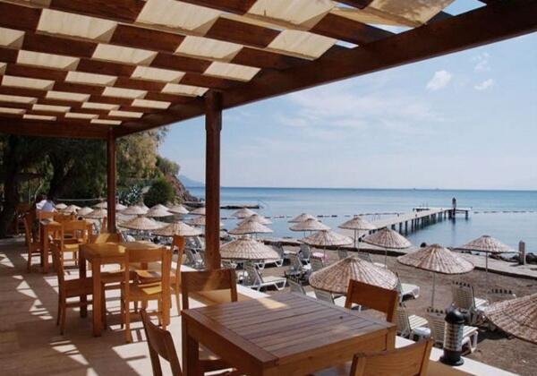 Hotelrenovierung Bodrum mit Restaurantterrasse direkt am Meer und Blick auf die Ägäis.