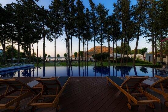 Hotelrenovierung Bodrum mit schattiger Restaurantterrasse und direktem Meerblick.