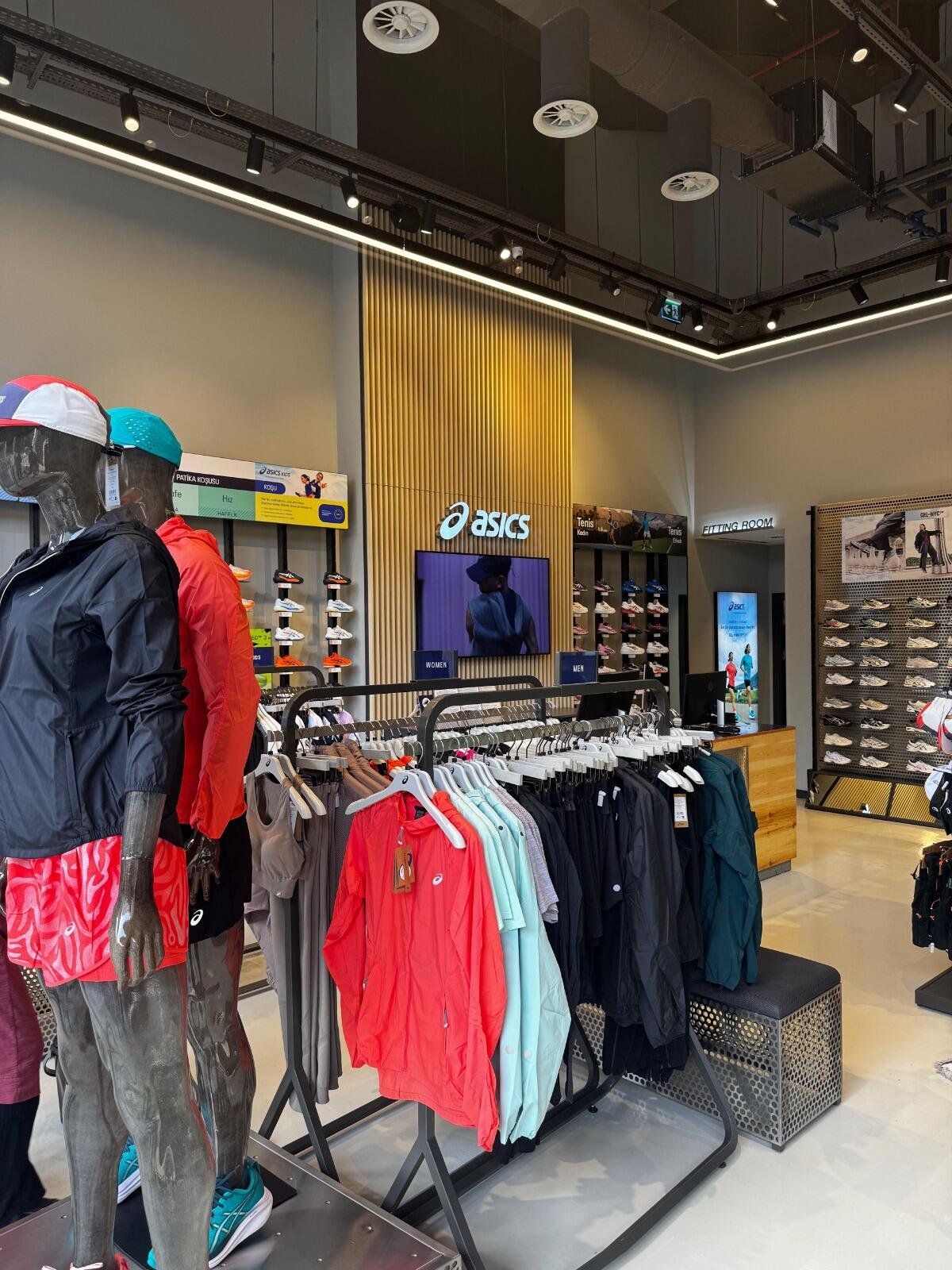 Bekleidungsbereich mit Markendisplay