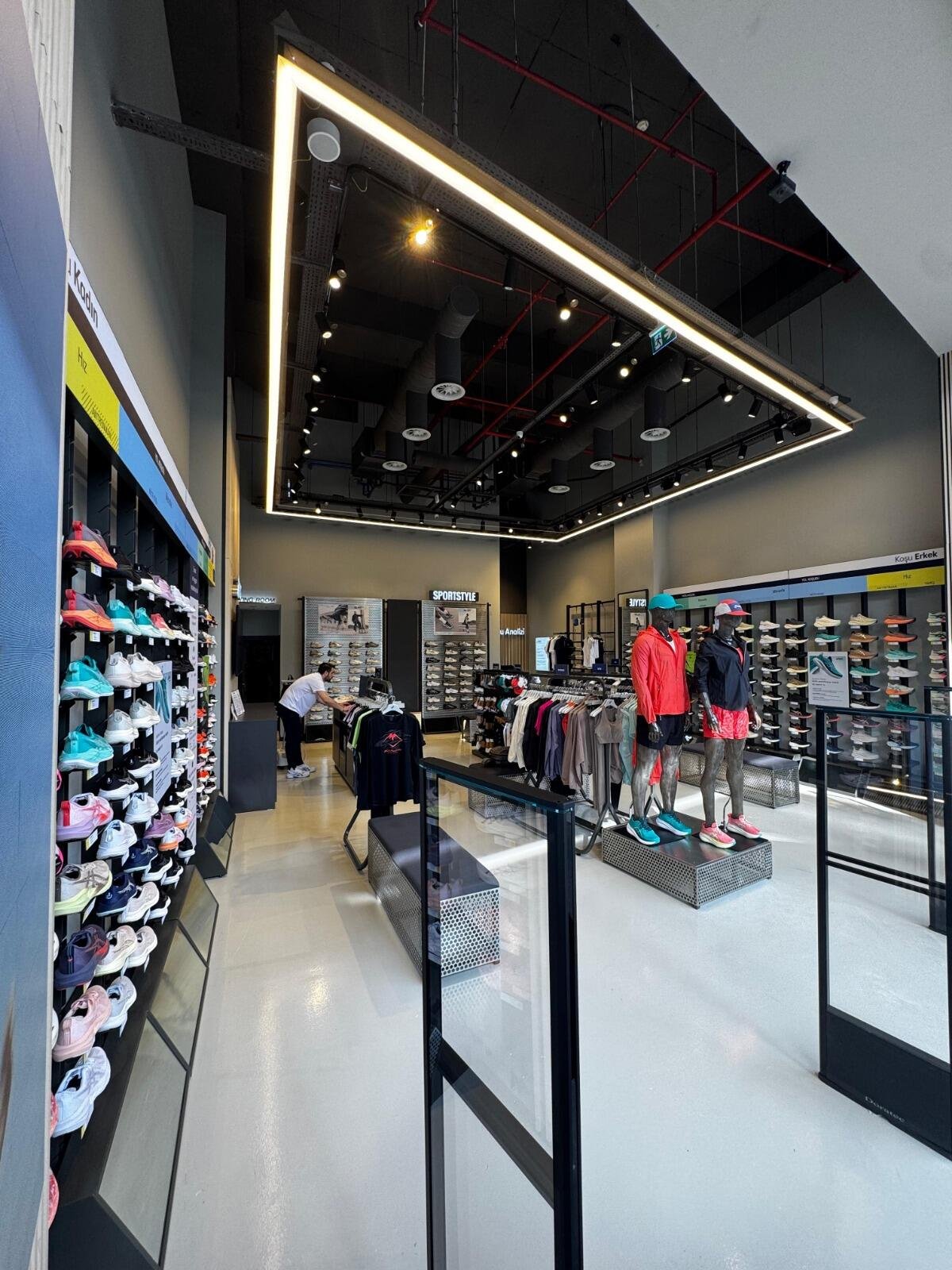 Dynamische Deckenbeleuchtung im Store
