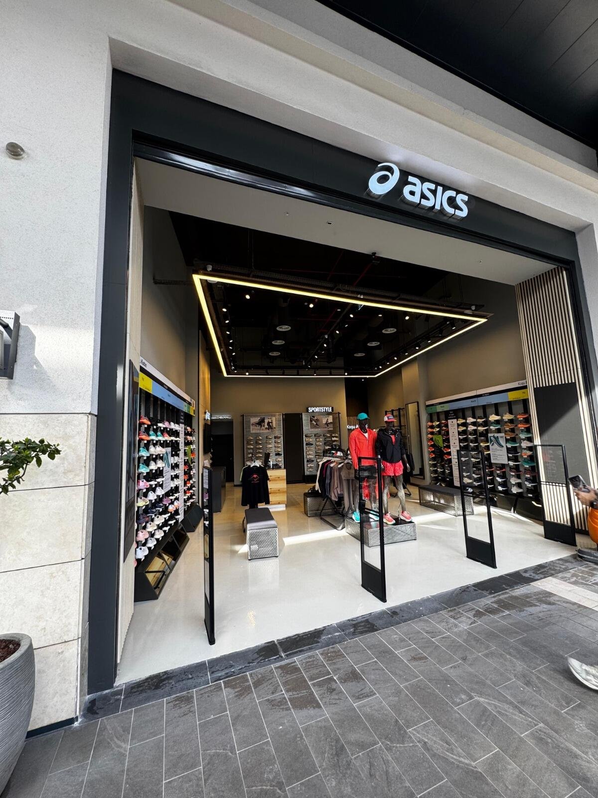 Ladenbau ASICS Istanbul – Eingangsbereich mit Logo