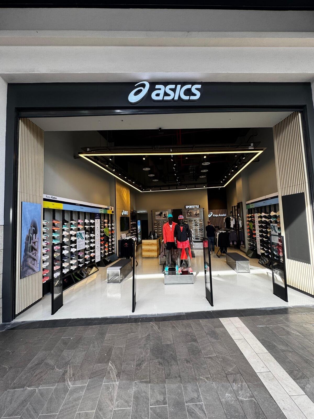 ASICS Store Eingang mit Lichtlinie