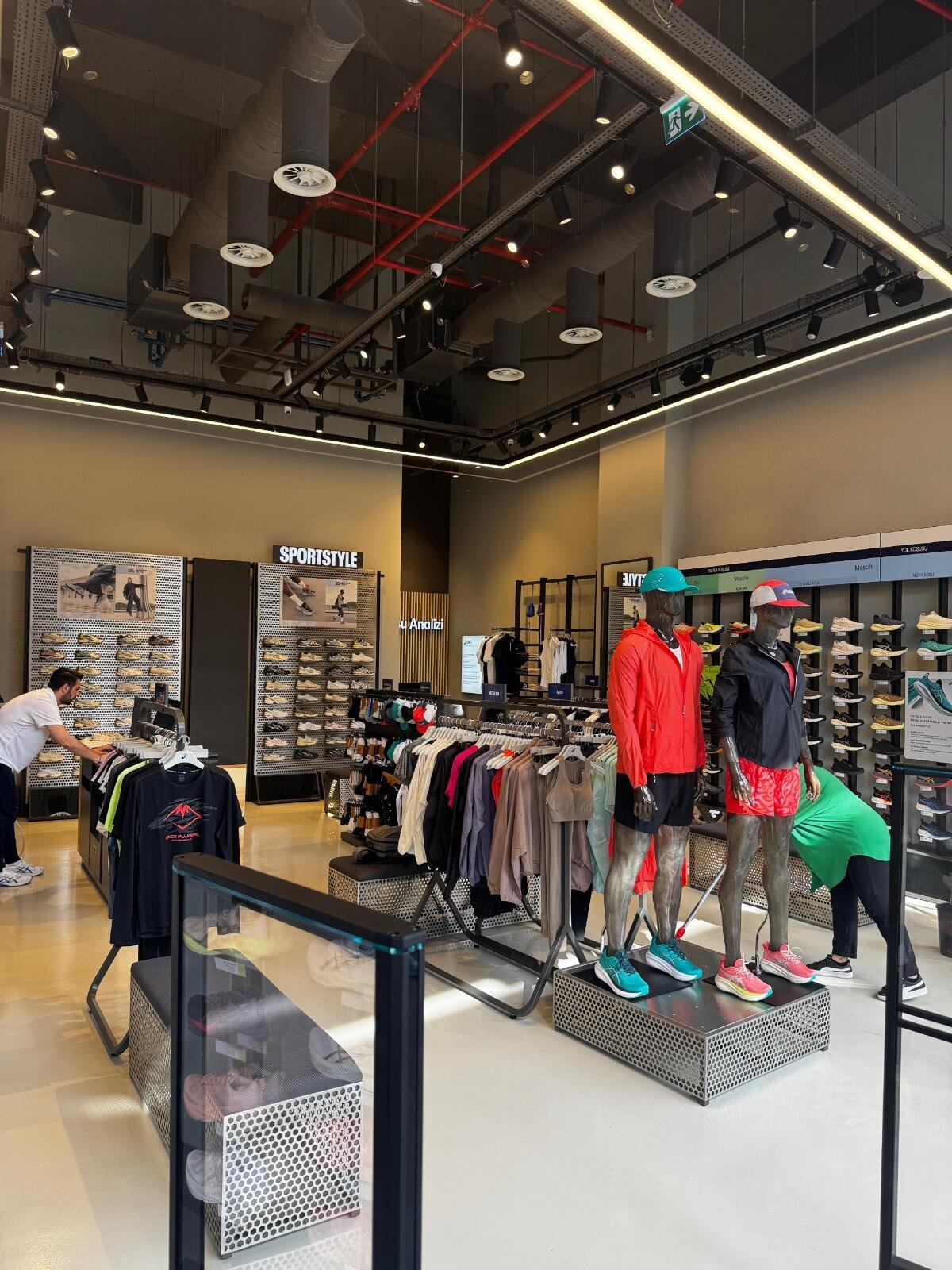 ASICS Store Innenansicht mit Kunden