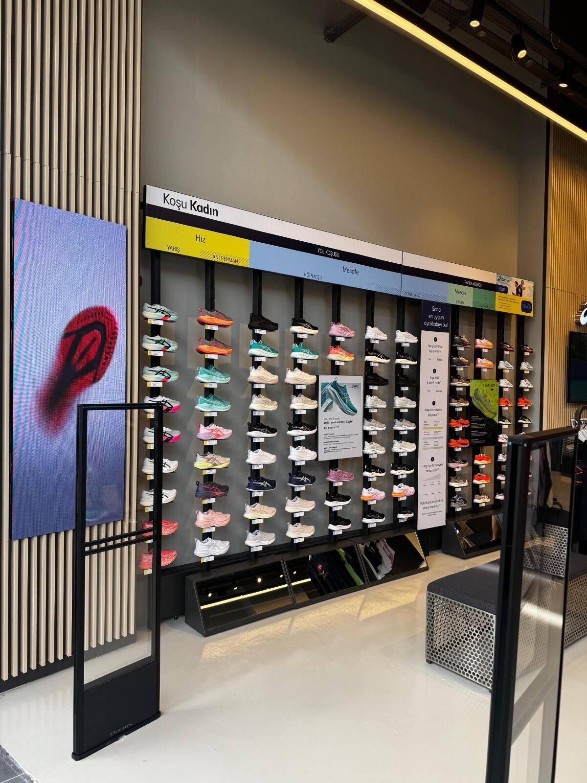 Ladenbau ASICS Istanbul – Modulares Regalsystem