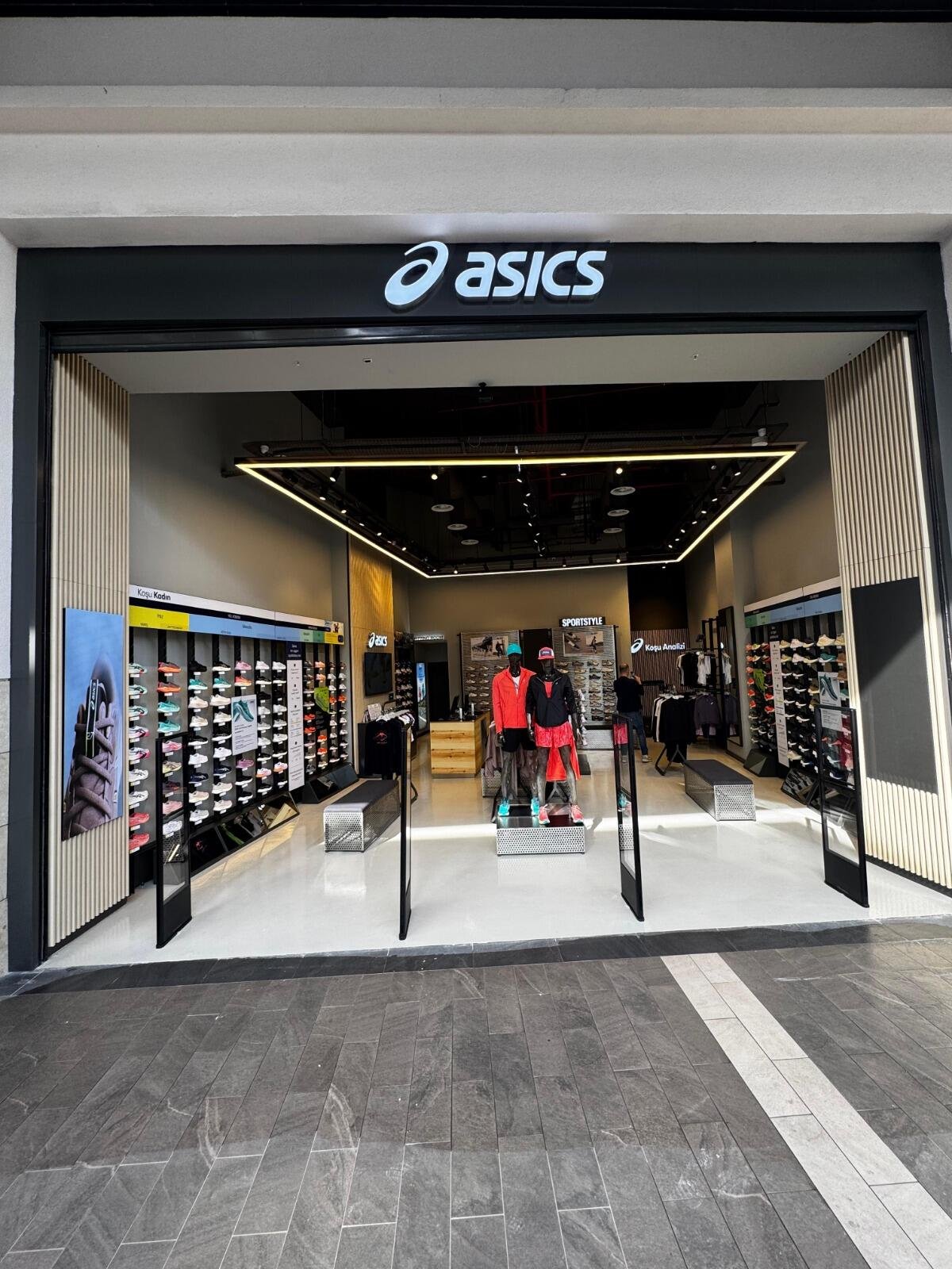 Ladenbau ASICS Istanbul – Schaufensterfront