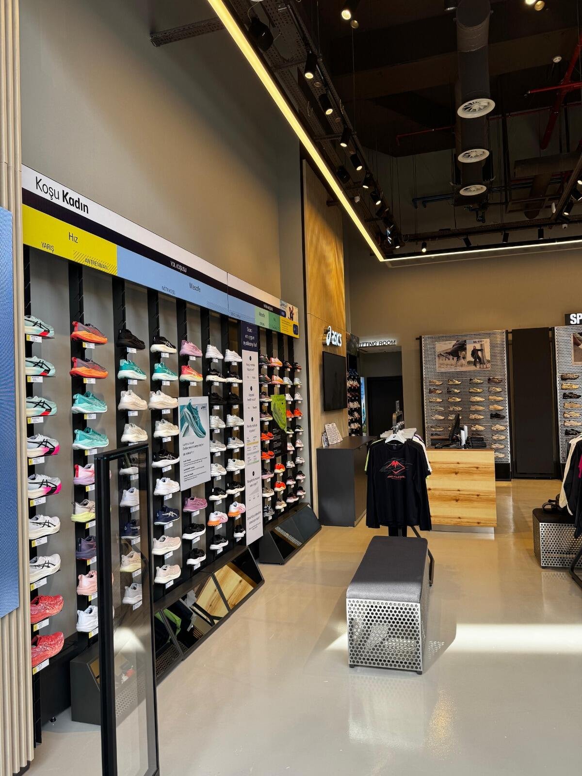 Beleuchtete Schuhwand im ASICS Store