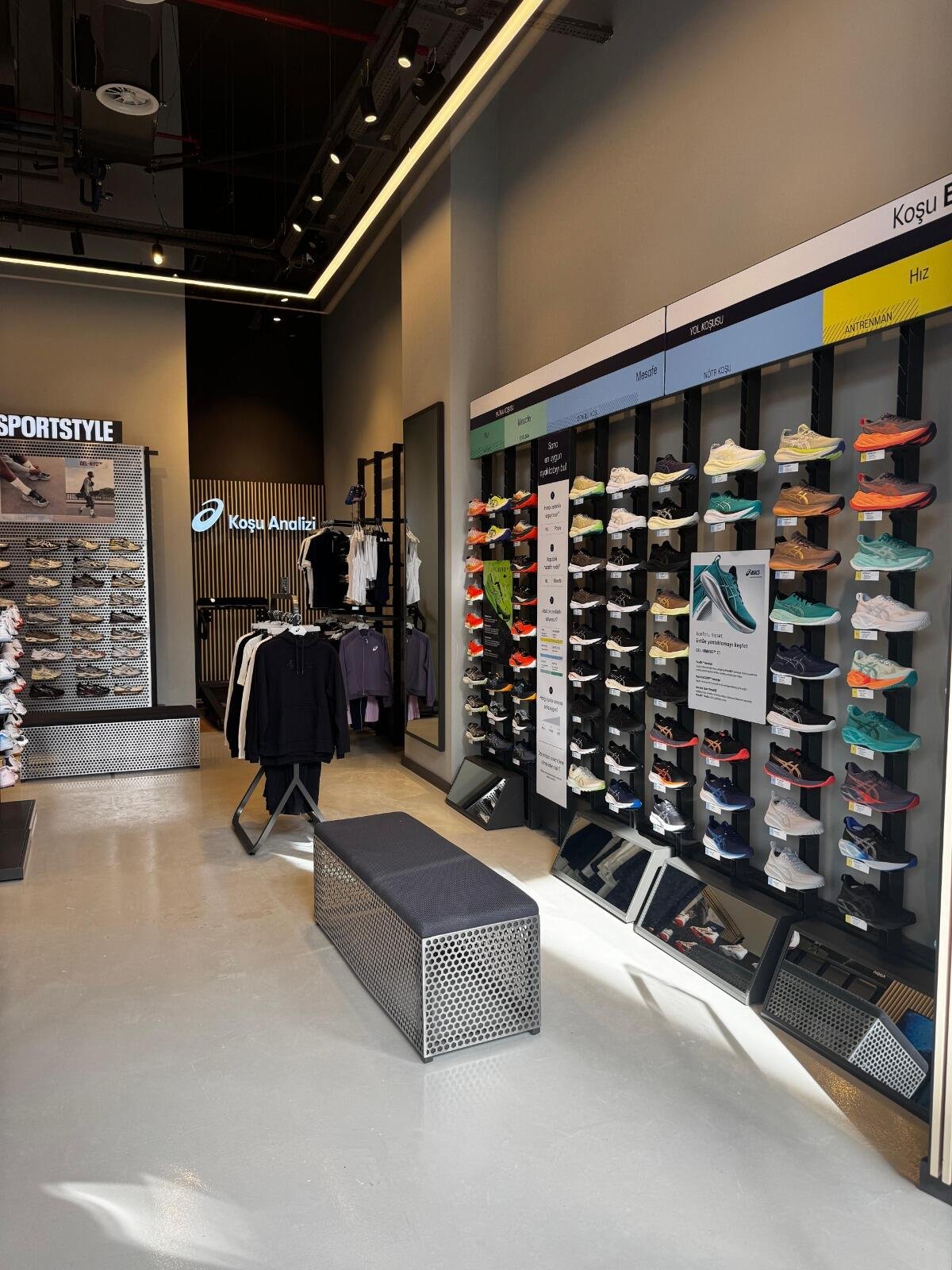 Sitzbank und Schuhpräsentation im Store