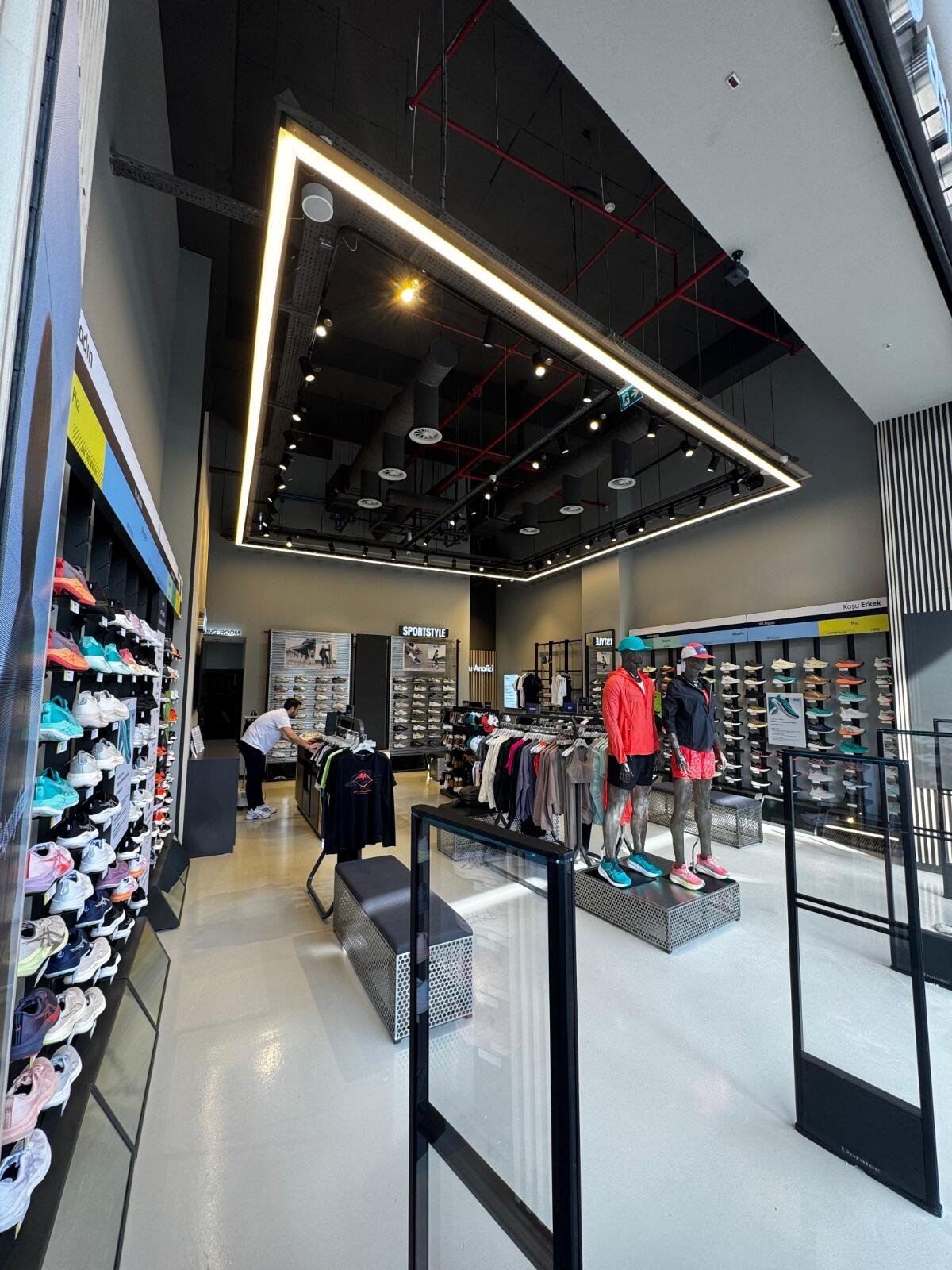 Ladenbau ASICS Istanbul – Verkaufsfläche mit Schuhwänden