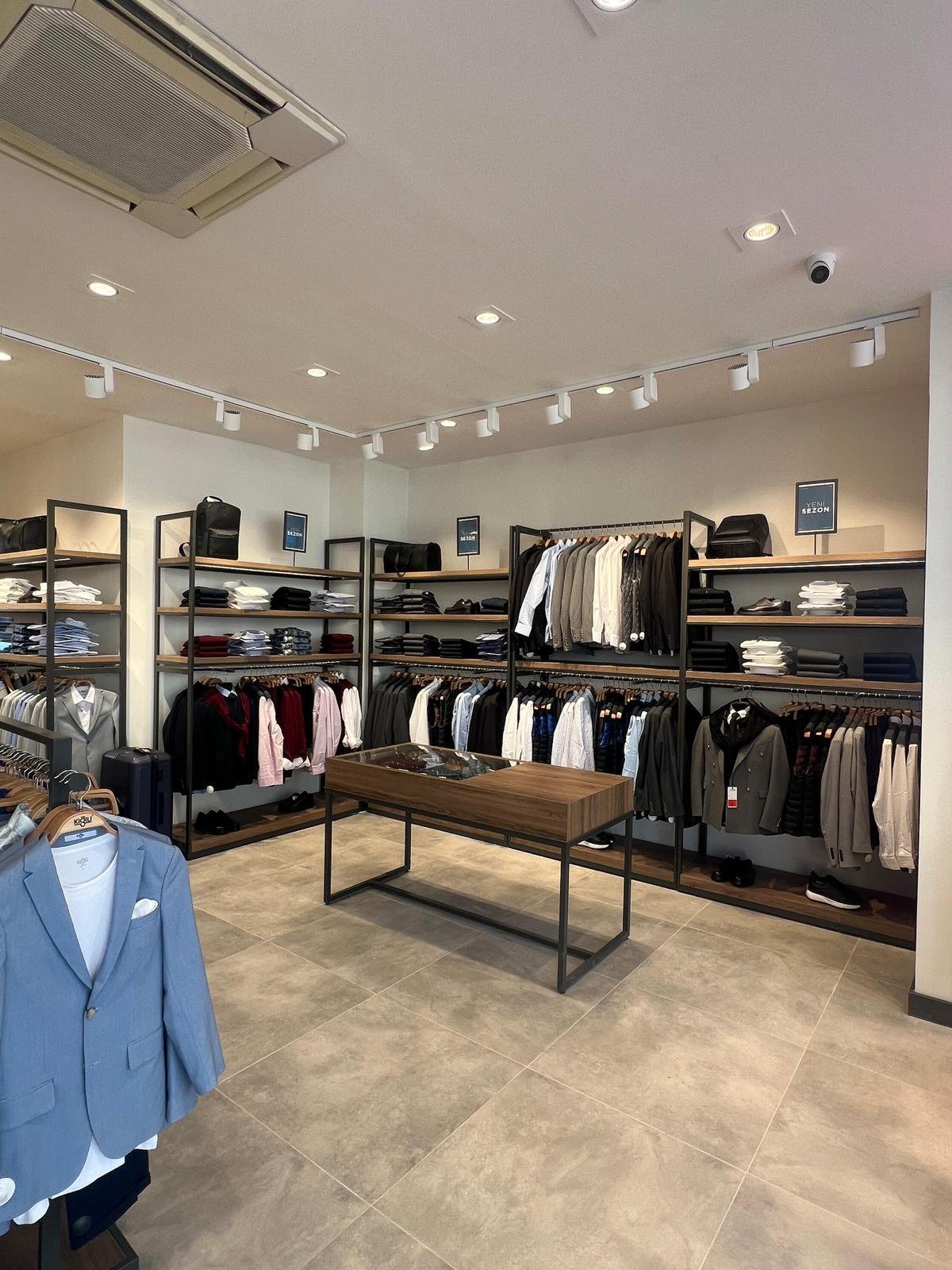 Präsentationstisch mit Herrenmode im Store