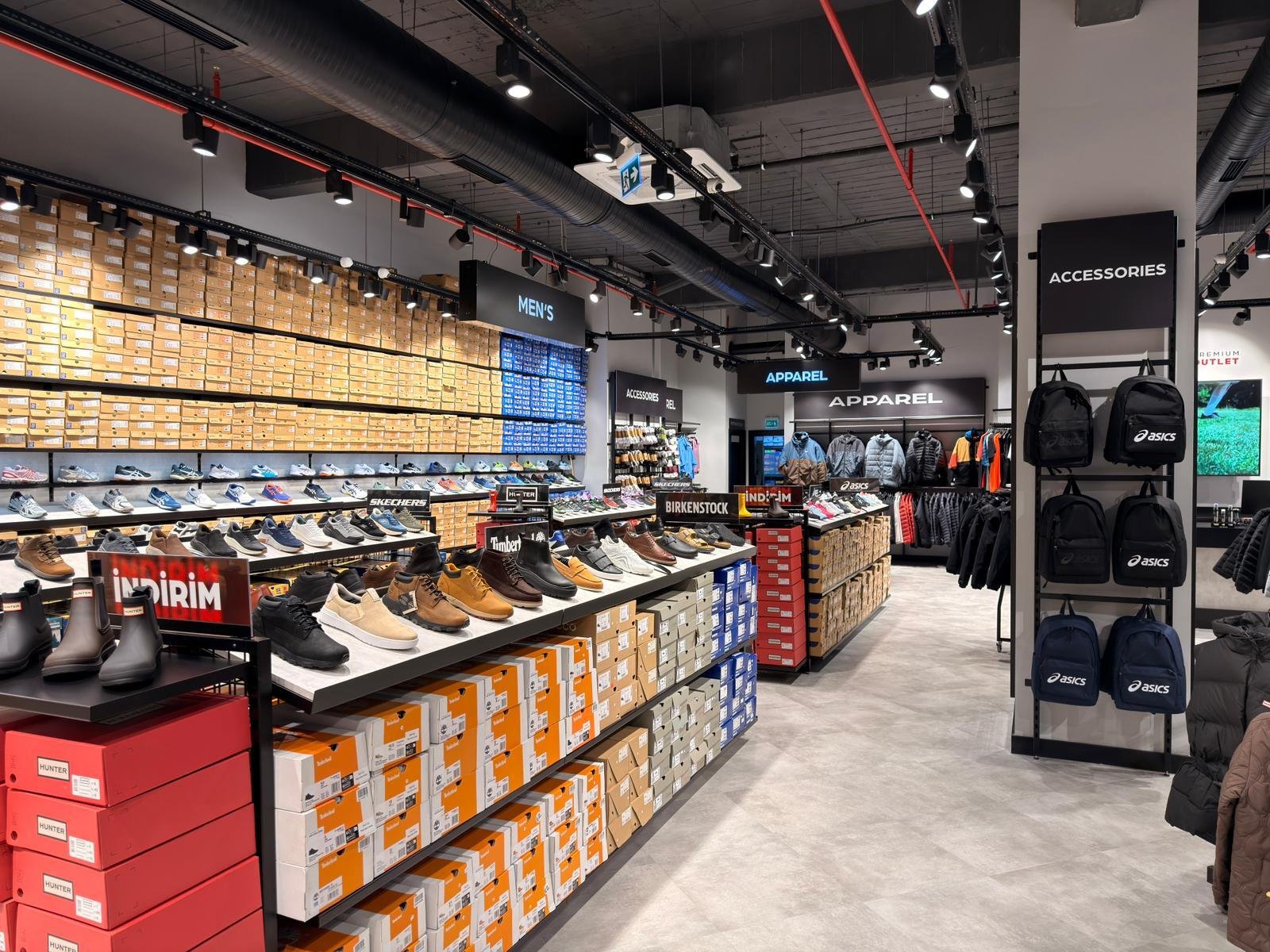 Schuhpräsentation mit roten Akzenten