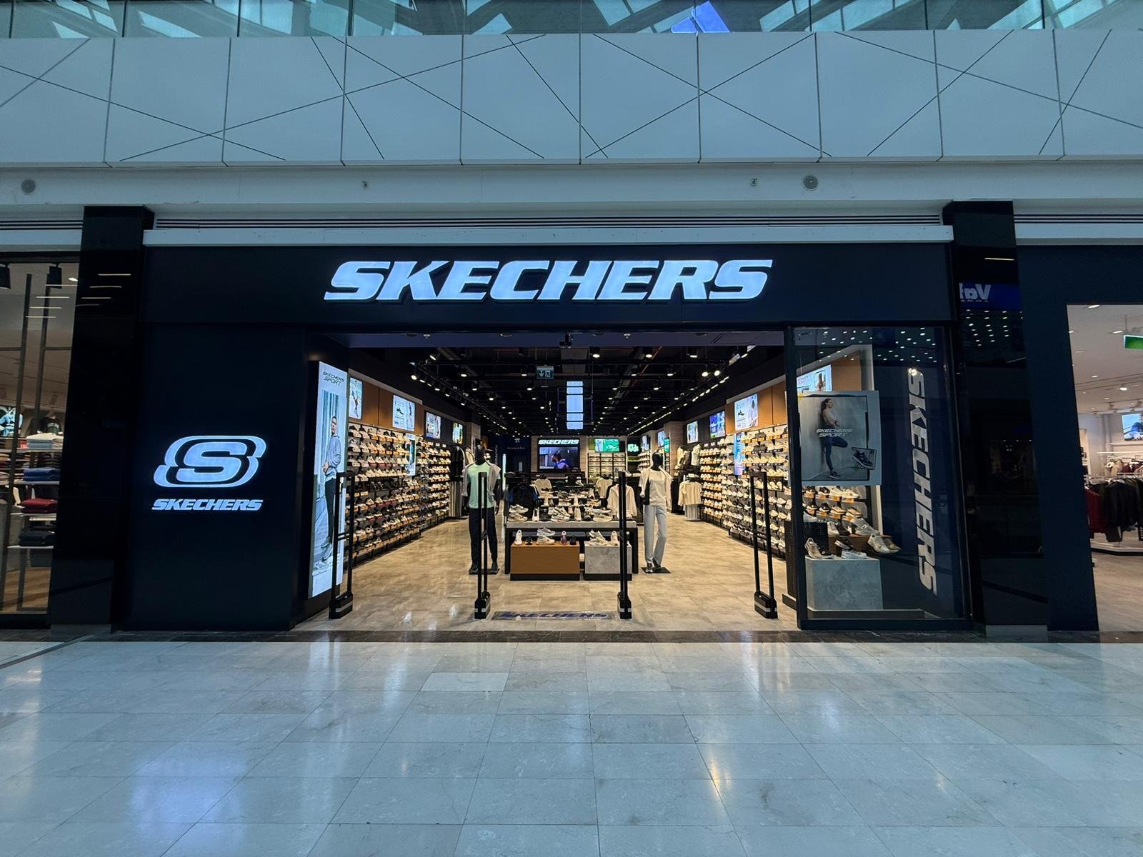 Ladenbau Skechers Edirne – Eingang im Einkaufszentrum